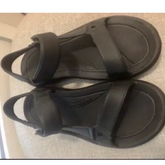 Brand new Womens black size 10 waterproof sandals. - Picture 3 of 4
